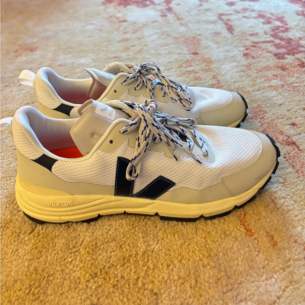 Veja Dekkan sneakers! Size 10 women’s/ size 8 men’s! European size 41